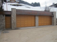 Portoni sezionali in legno a cassettoni con portina pedonale abbinata